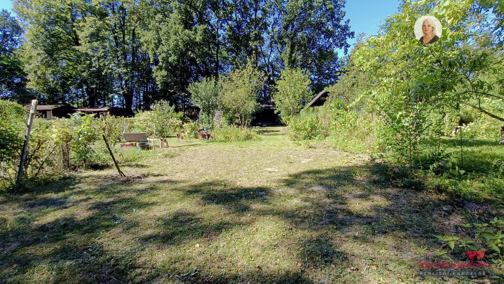 Udržovaná zahrada 400 m&sup2; v zahrádkářské kolonii Ve Stromoví, Ostrava-Hrabová.