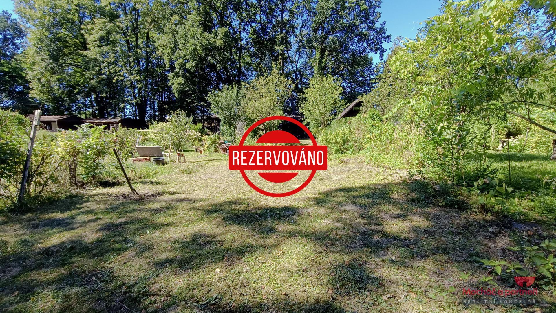 Udržovaná zahrada 400 m&sup2; v zahrádkářské kolonii Ve Stromoví, Ostrava-Hrabová.